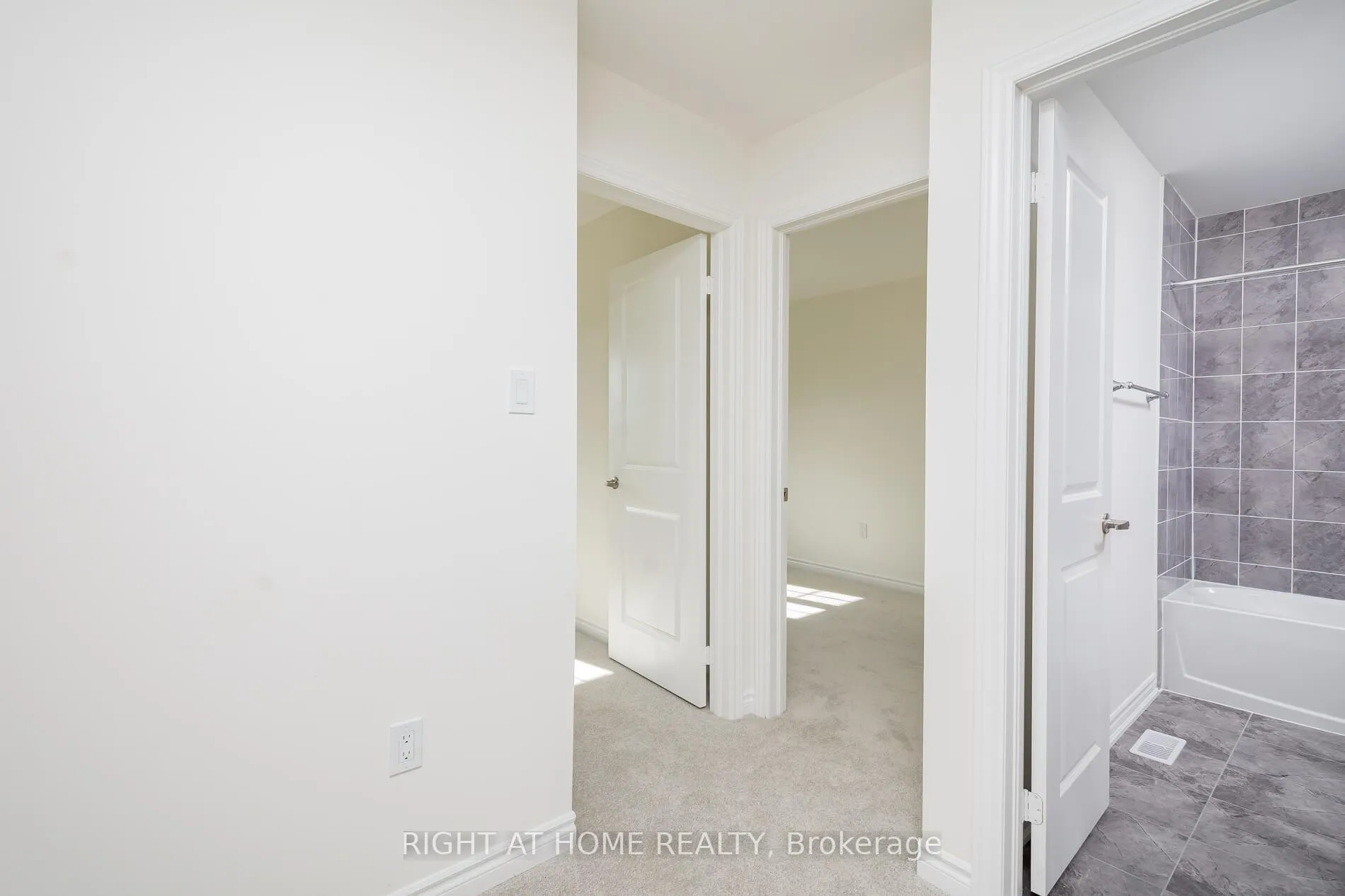 Photo 24 of 19 Ravenscraig Place, Innisfil, Cookstown — HOMEH