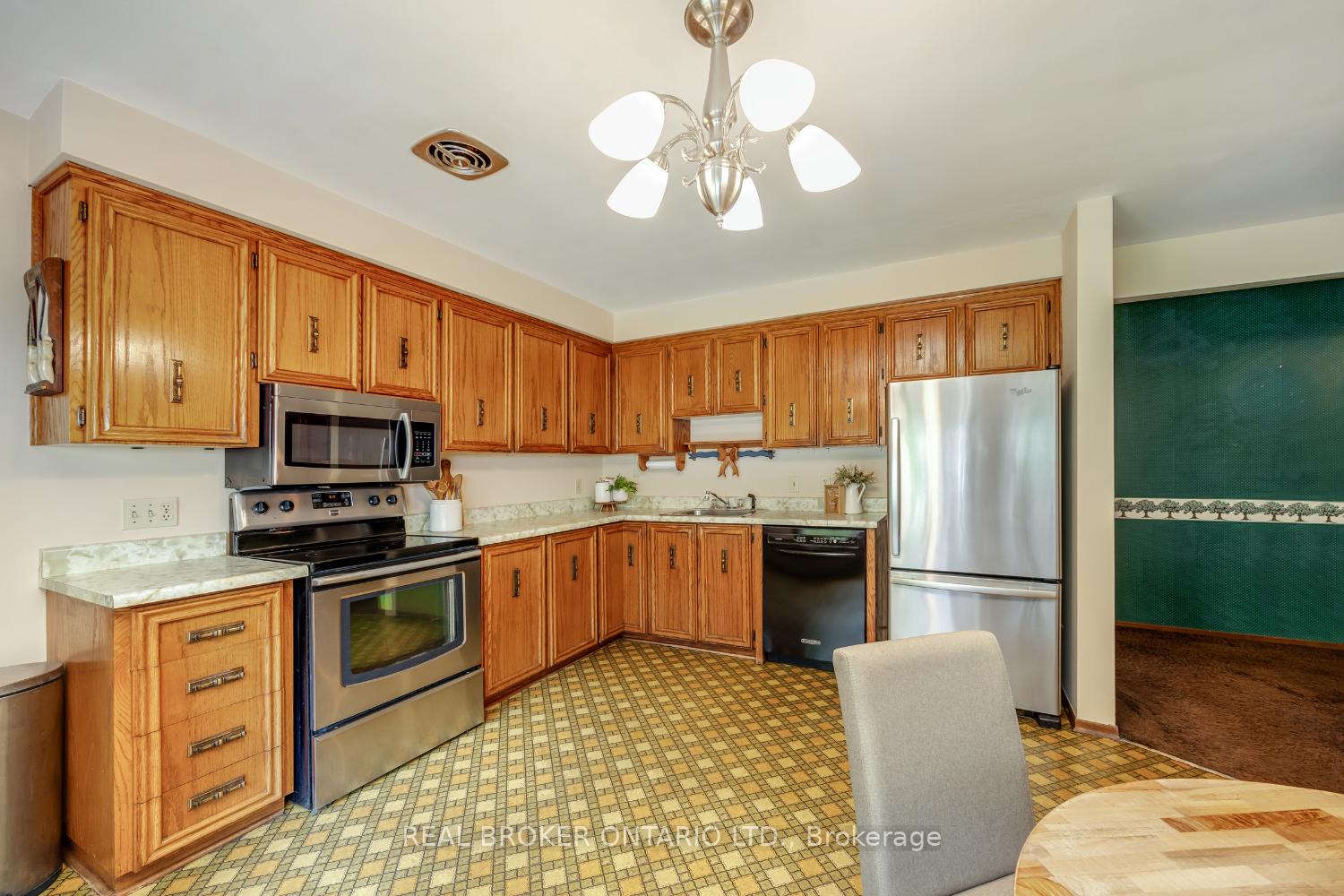Photo 12 of 48 Queen Street, Clarington, Bowmanville — HOMEH