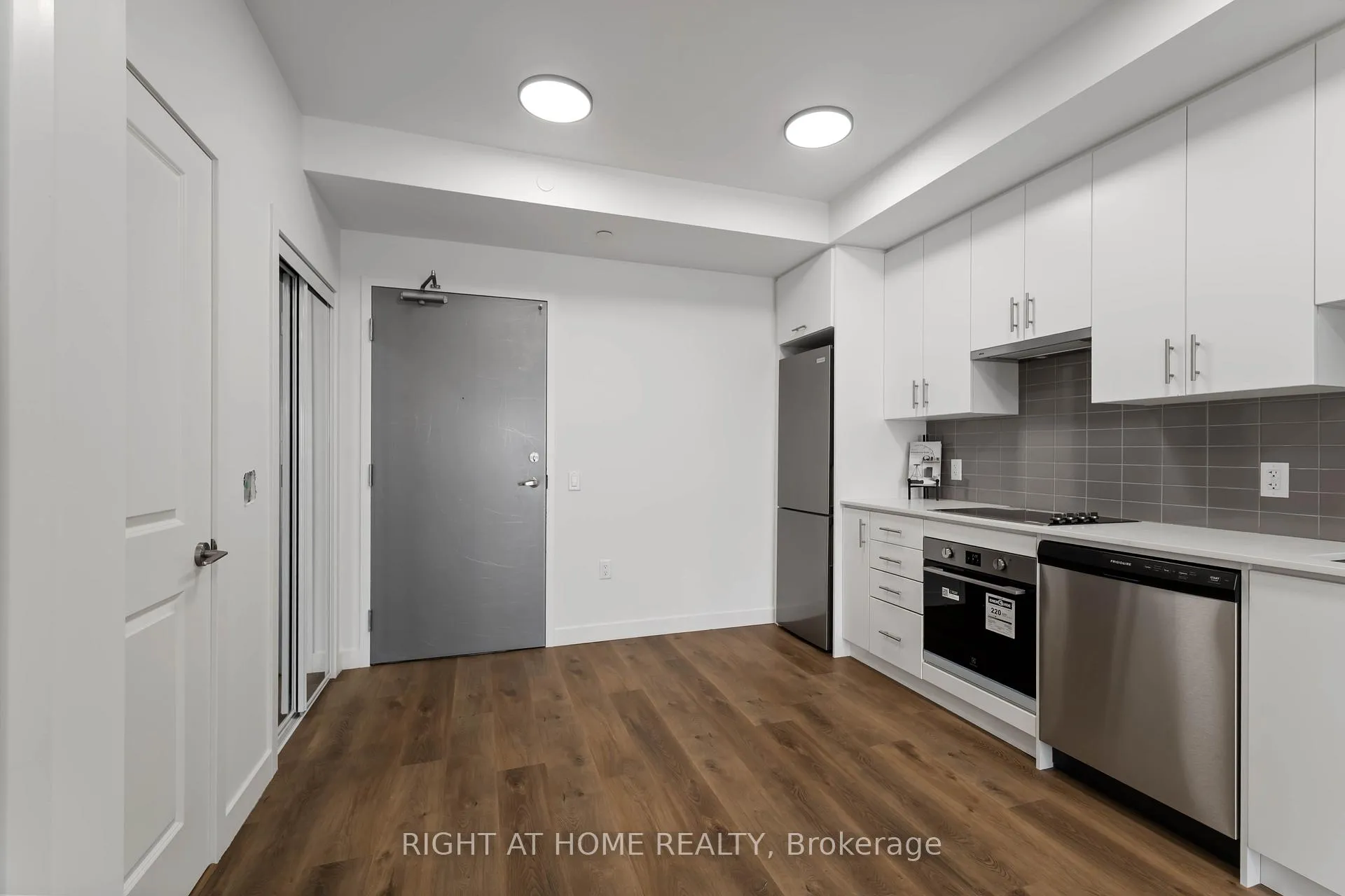Photo 4 of Unit 717, 461 Green Road, Hamilton, Lakeshore — HOMEH