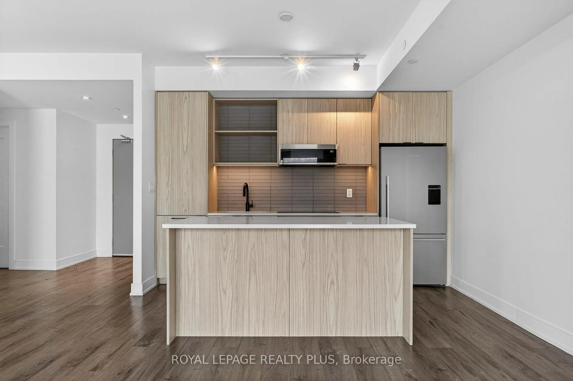 Photo 10 of Unit 616, 185 Dunlop Street E, Barrie, Lakeshore — HOMEH