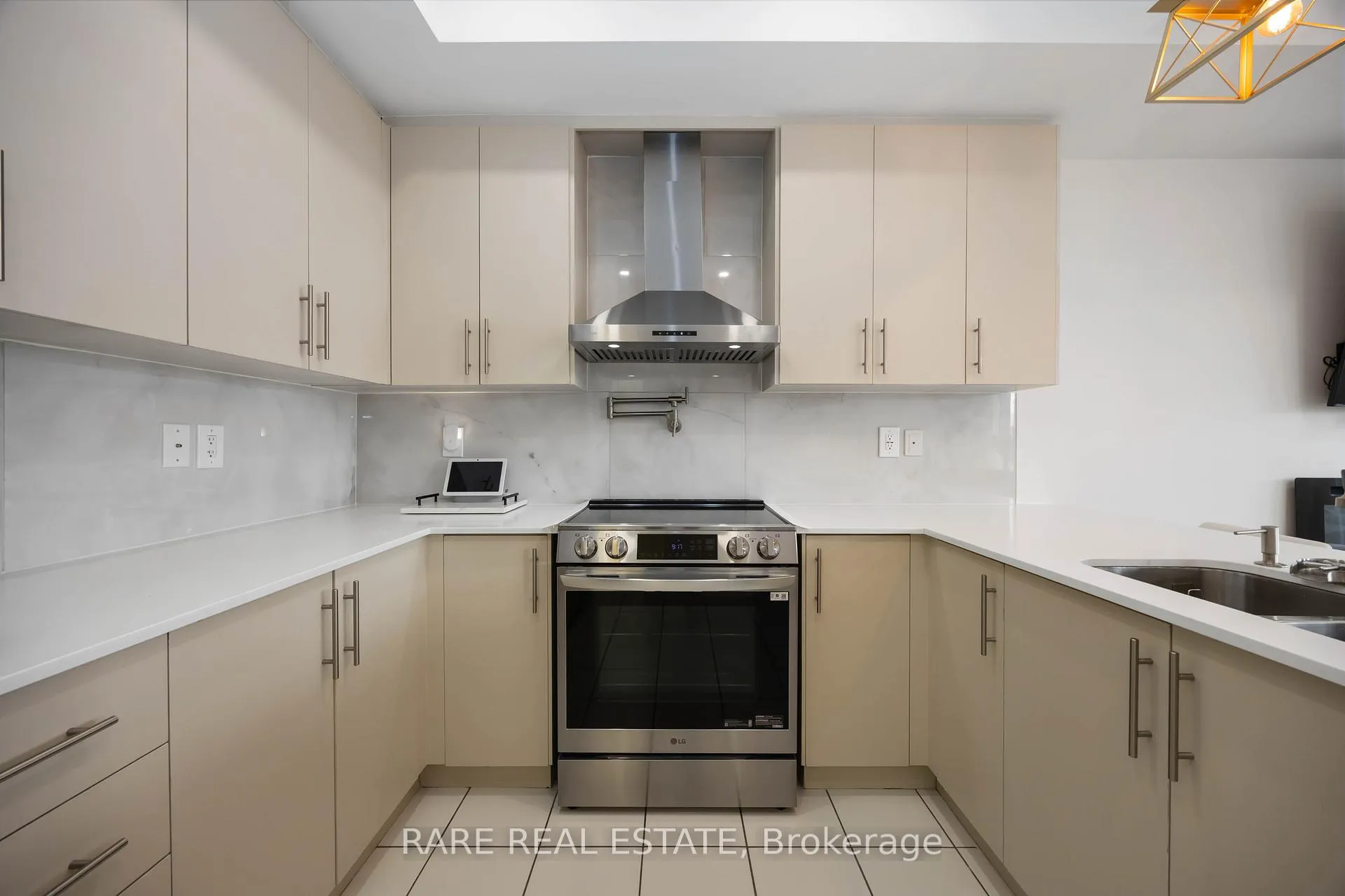 Photo 6 of Unit 8, 105 Kayla Crescent, Vaughan, Maple — HOMEH