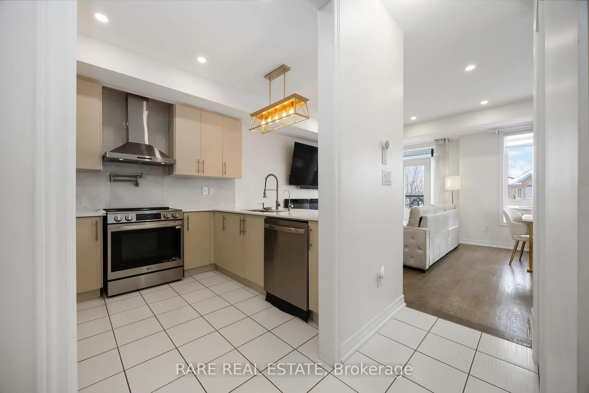 Photo 7 of Unit 8, 105 Kayla Crescent, Vaughan, Maple — HOMEH