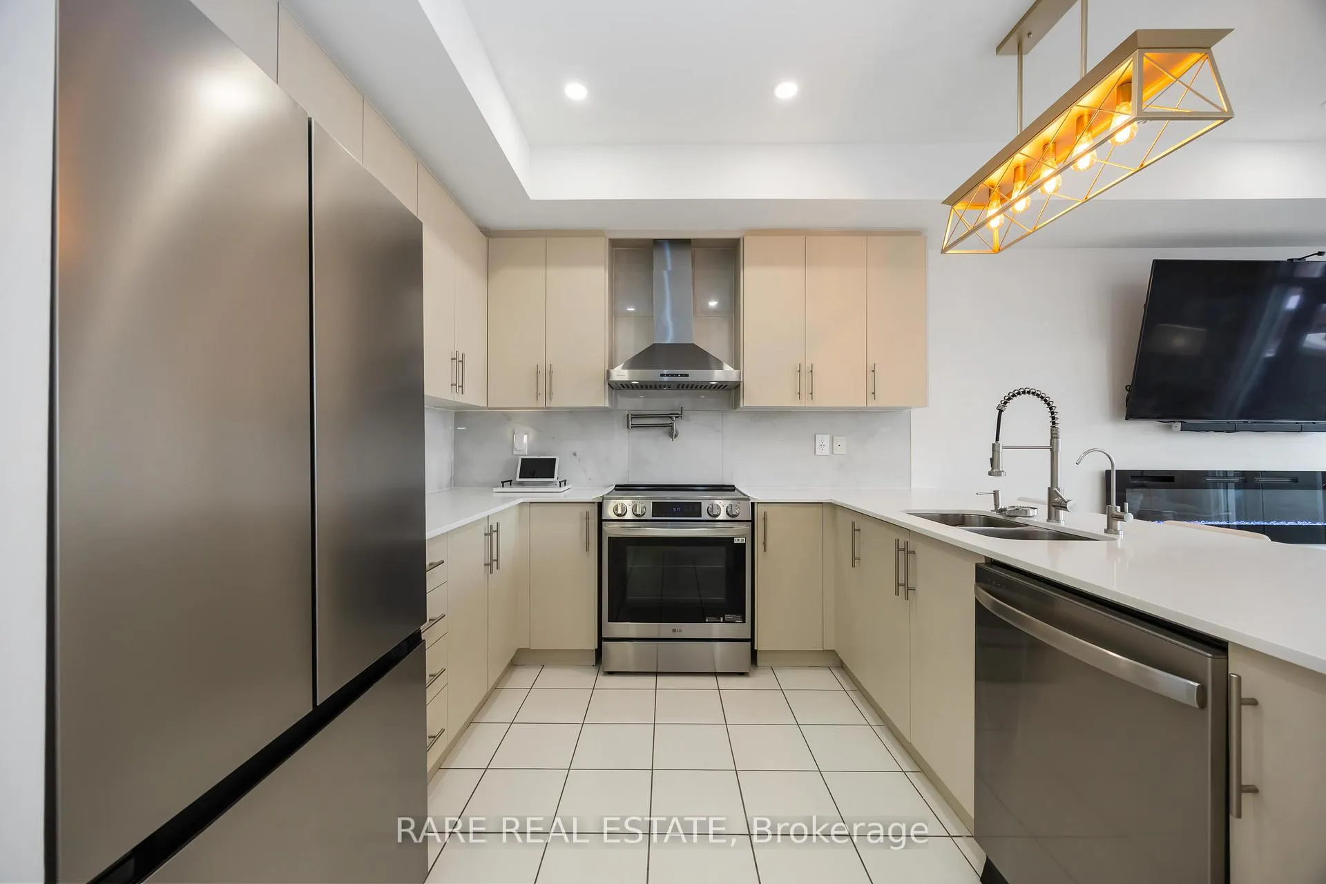 Photo 8 of Unit 8, 105 Kayla Crescent, Vaughan, Maple — HOMEH