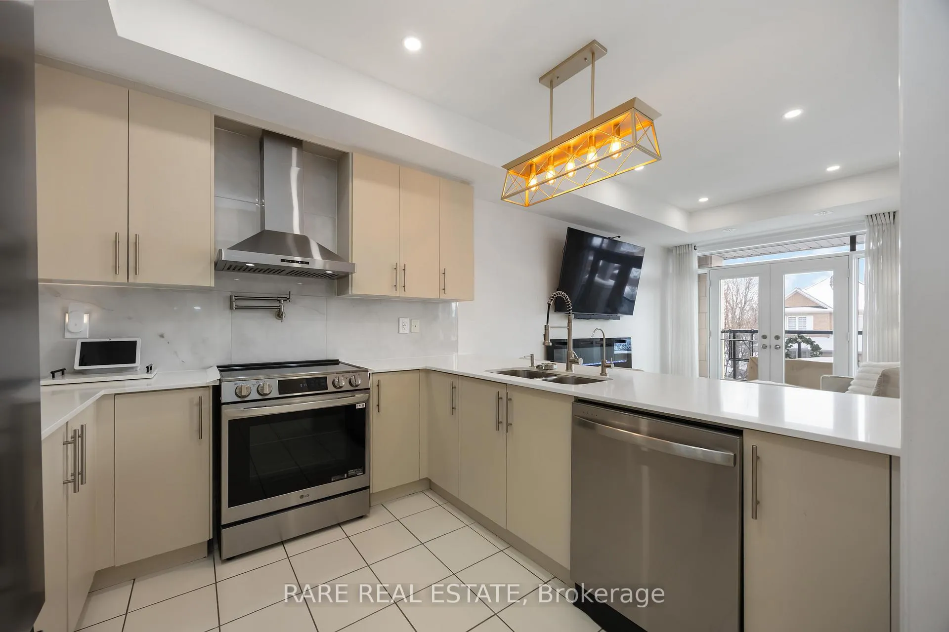 Photo 9 of Unit 8, 105 Kayla Crescent, Vaughan, Maple — HOMEH