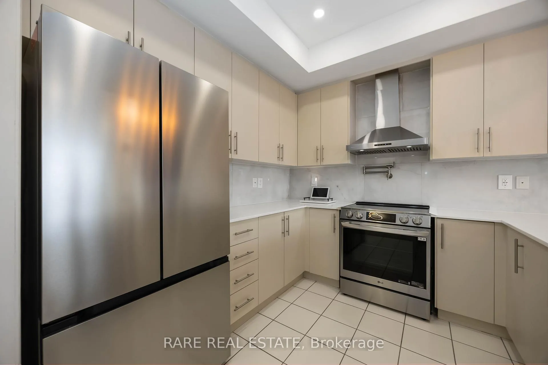 Photo 10 of Unit 8, 105 Kayla Crescent, Vaughan, Maple — HOMEH