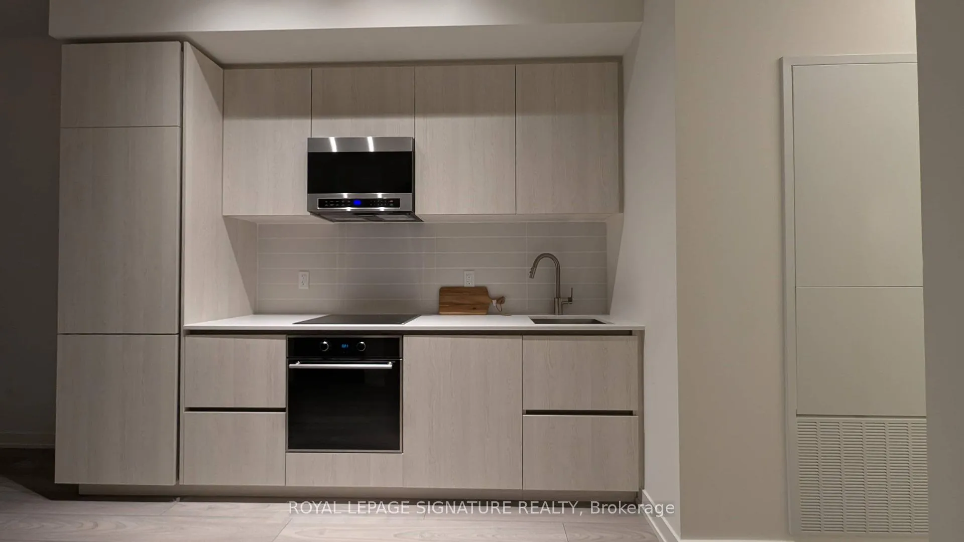 Photo 4 of Unit 808, 120 Broadway Avenue, Toronto, Mount Pleasant West — HOMEH
