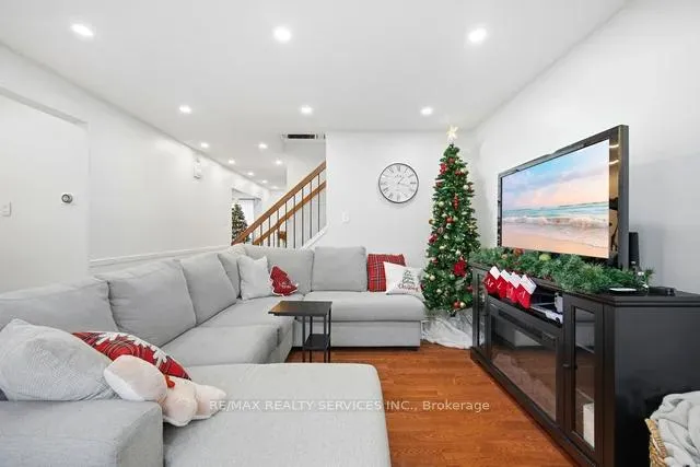 Photo 12 of 8 Nottawasaga Crescent, Brampton, Heart Lake West — HOMEH