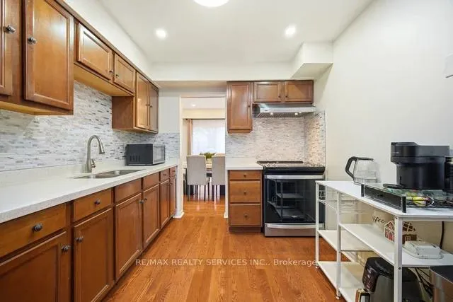 Photo 18 of 8 Nottawasaga Crescent, Brampton, Heart Lake West — HOMEH