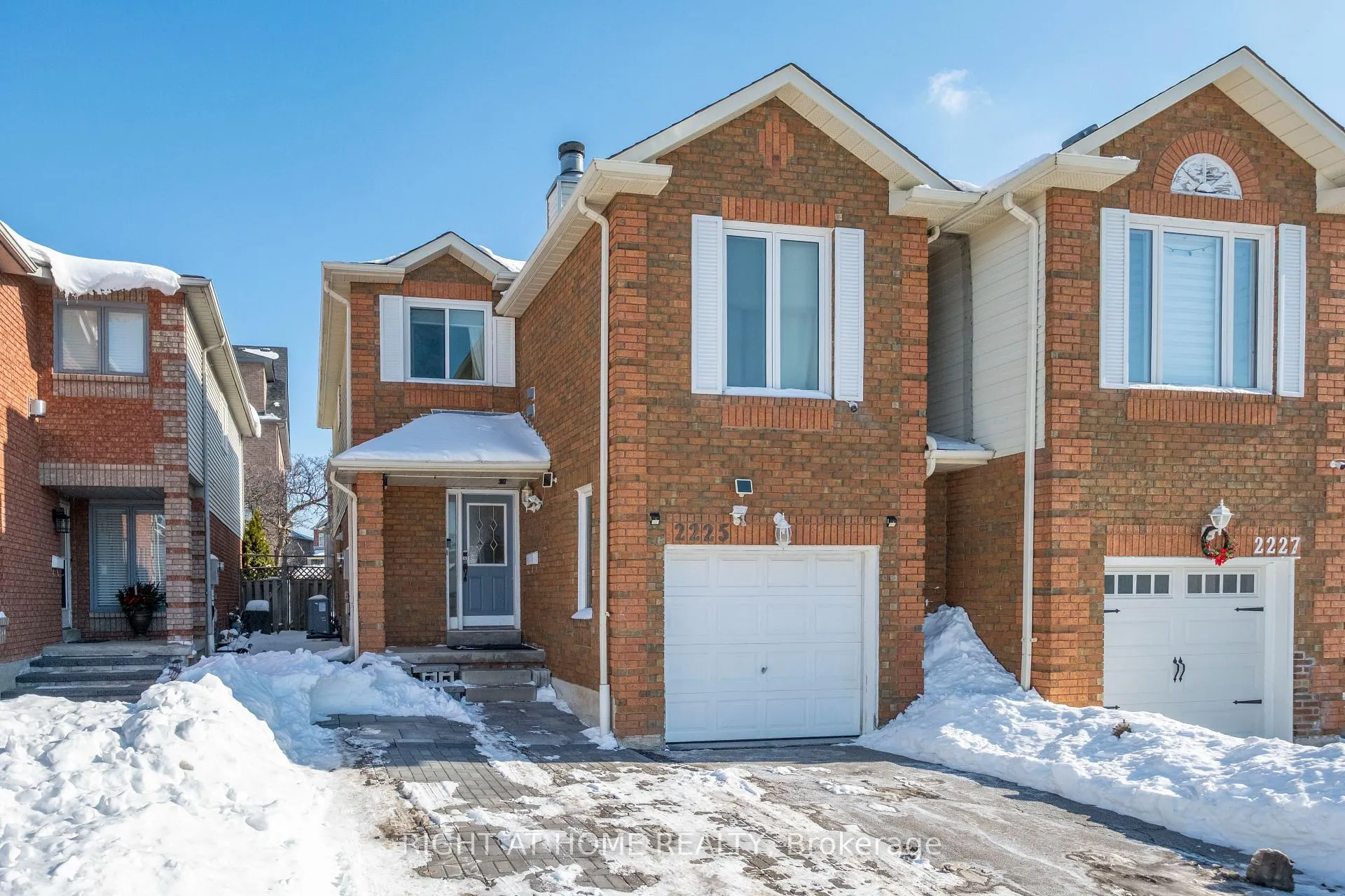 Front of 2225 Wildwood Crescent N