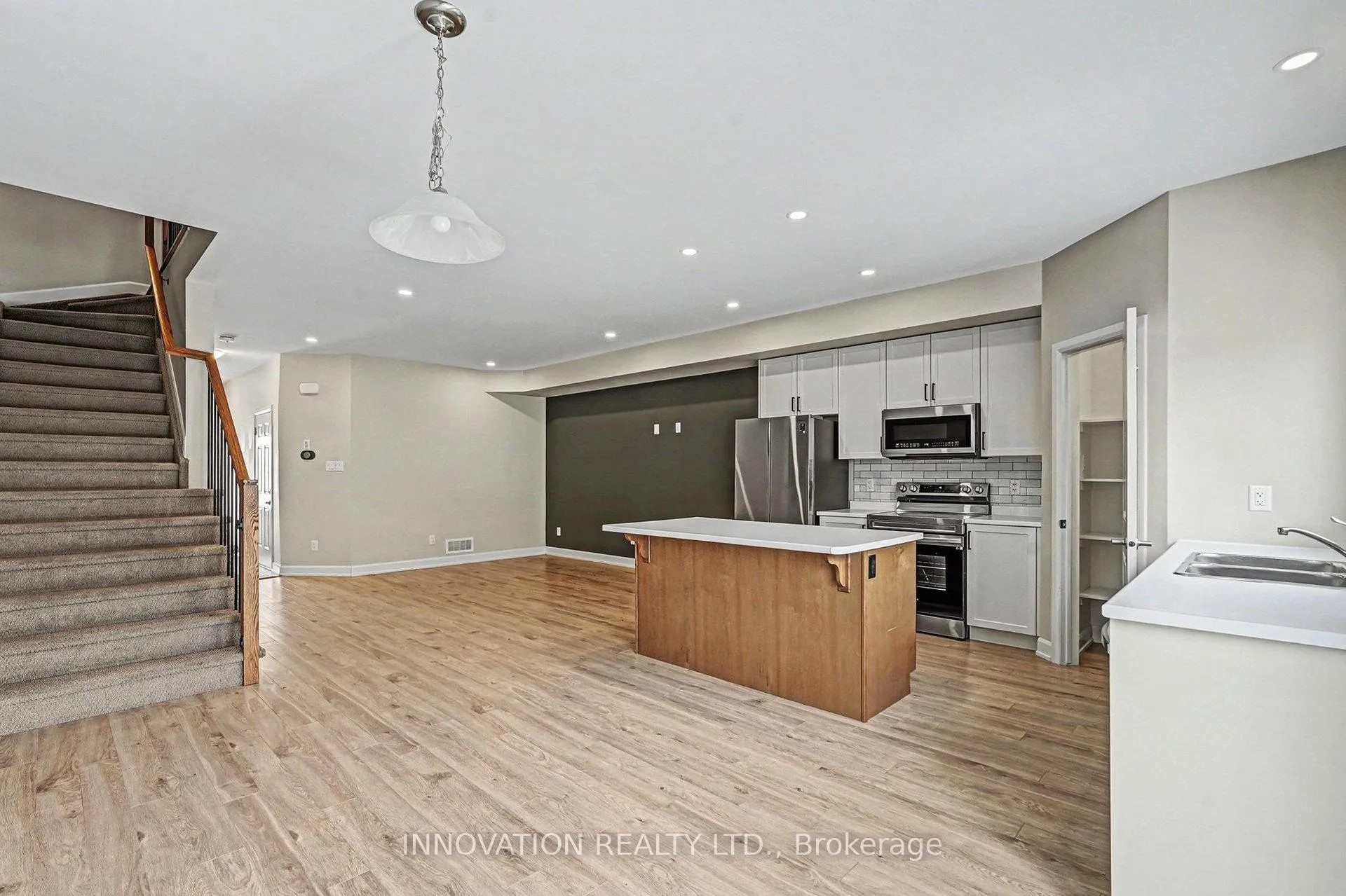 Photo 3 of 82 Vimy Ridge Crescent, Arnprior — HOMEH