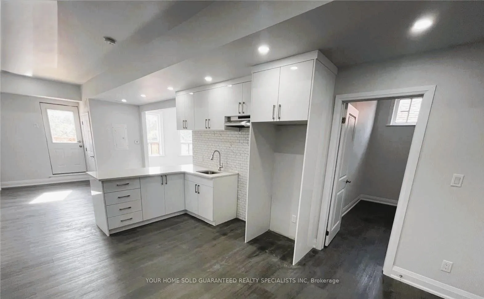 Photo 3 of Unit 2, 15229 Yonge Street, Aurora, Aurora Village — HOMEH