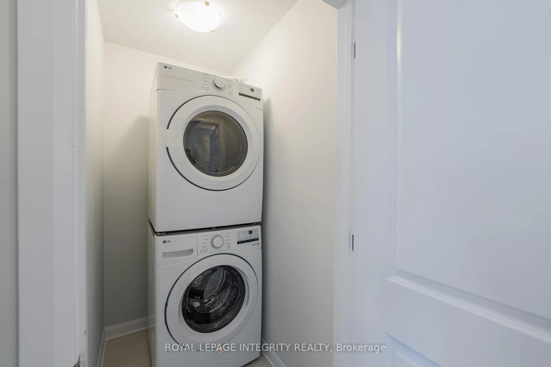 Photo 31 of 504 Ingenuity Row, Ottawa, Kanata - Morgan's Grant/South March — HOMEH