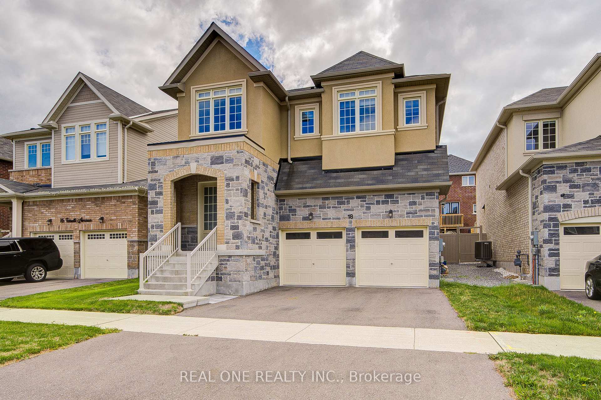 Photo 3 of 18 Terrell Avenue, Georgina, Keswick South — HOMEH