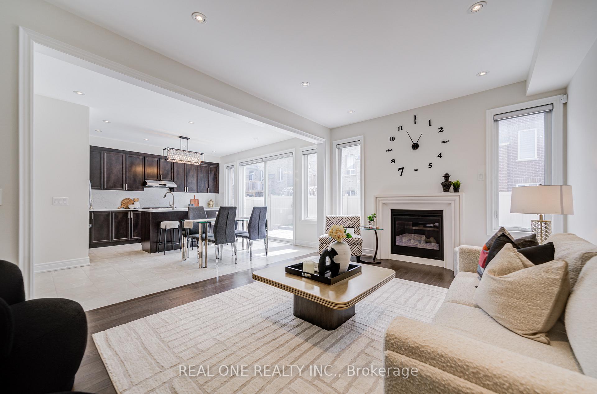 Photo 10 of 18 Terrell Avenue, Georgina, Keswick South — HOMEH