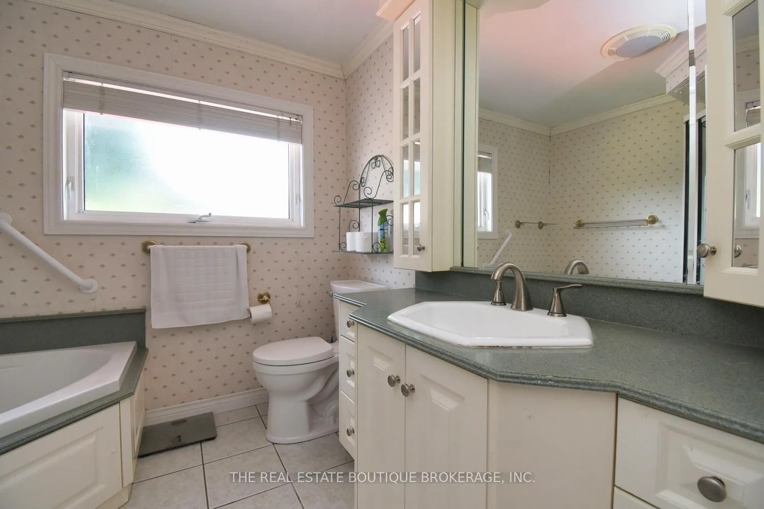 Photo 260 of 4131 Lorraine Crescent, Burlington, Shoreacres — HOMEH