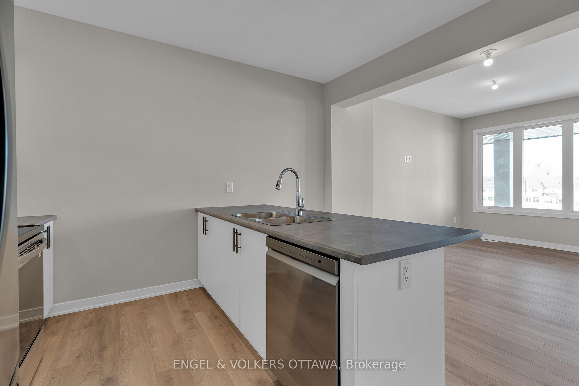 Photo 11 of 105 Beebalm Crescent, Ottawa, Barrhaven - Half Moon Bay — HOMEH