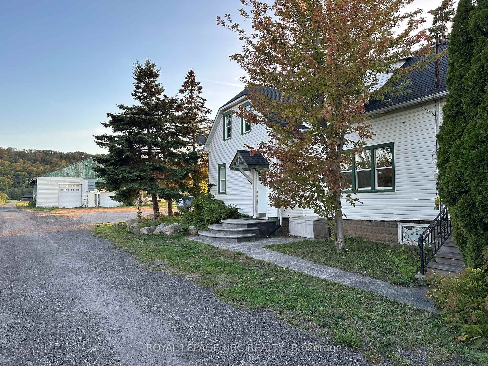 Photo 2 of 457 Main Street W, Grimsby, Grimsby West — HOMEH