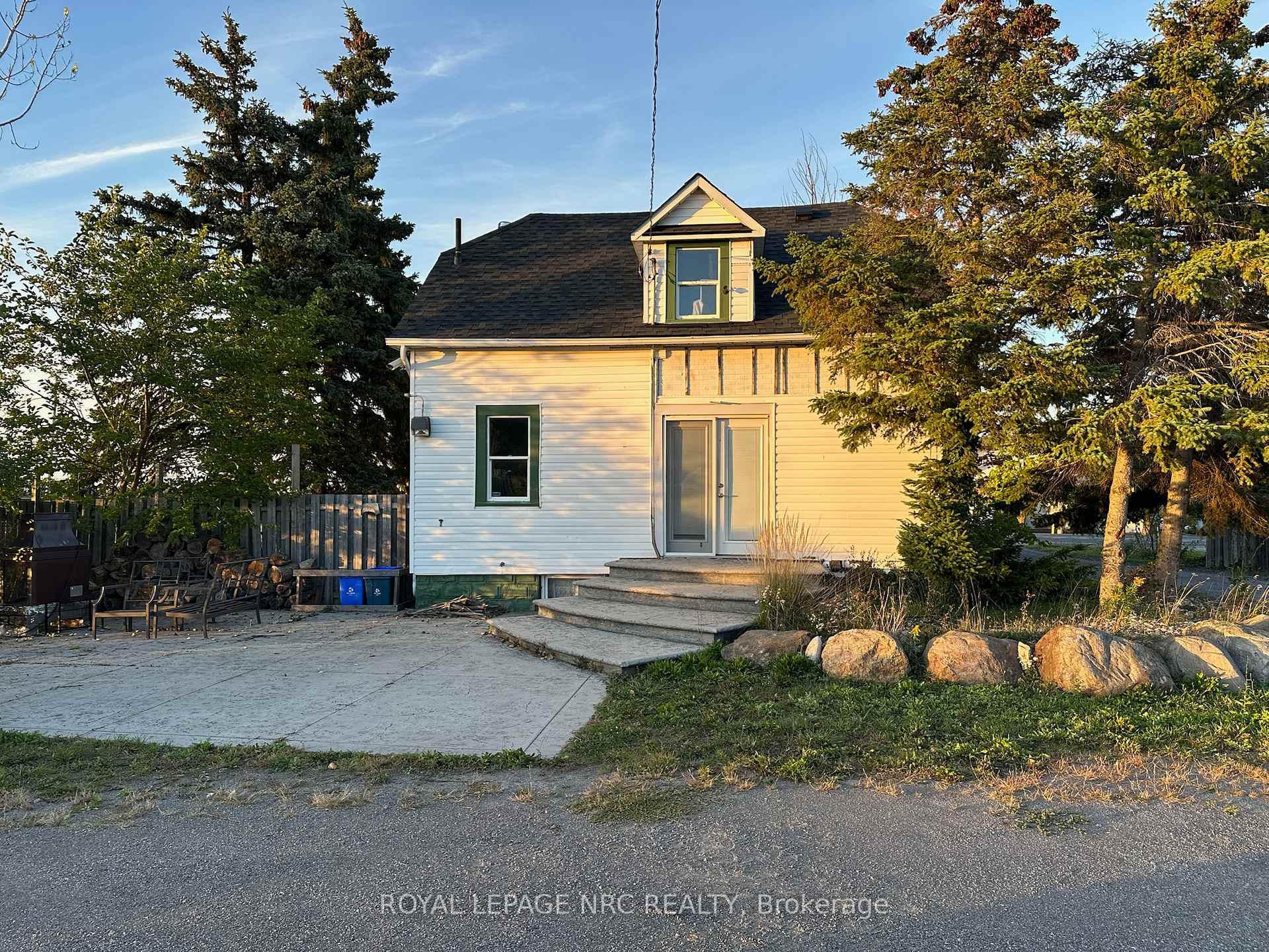 Photo 9 of 457 Main Street W, Grimsby, Grimsby West — HOMEH