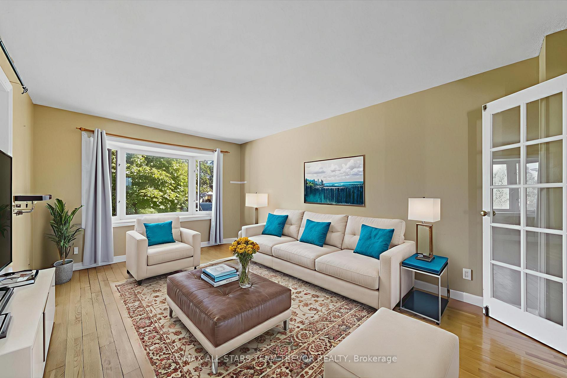 Photo 2 of 24 Oakmeadow Boulevard, Georgina, Keswick South — HOMEH