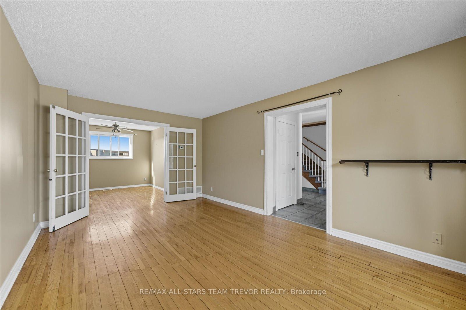 Photo 3 of 24 Oakmeadow Boulevard, Georgina, Keswick South — HOMEH