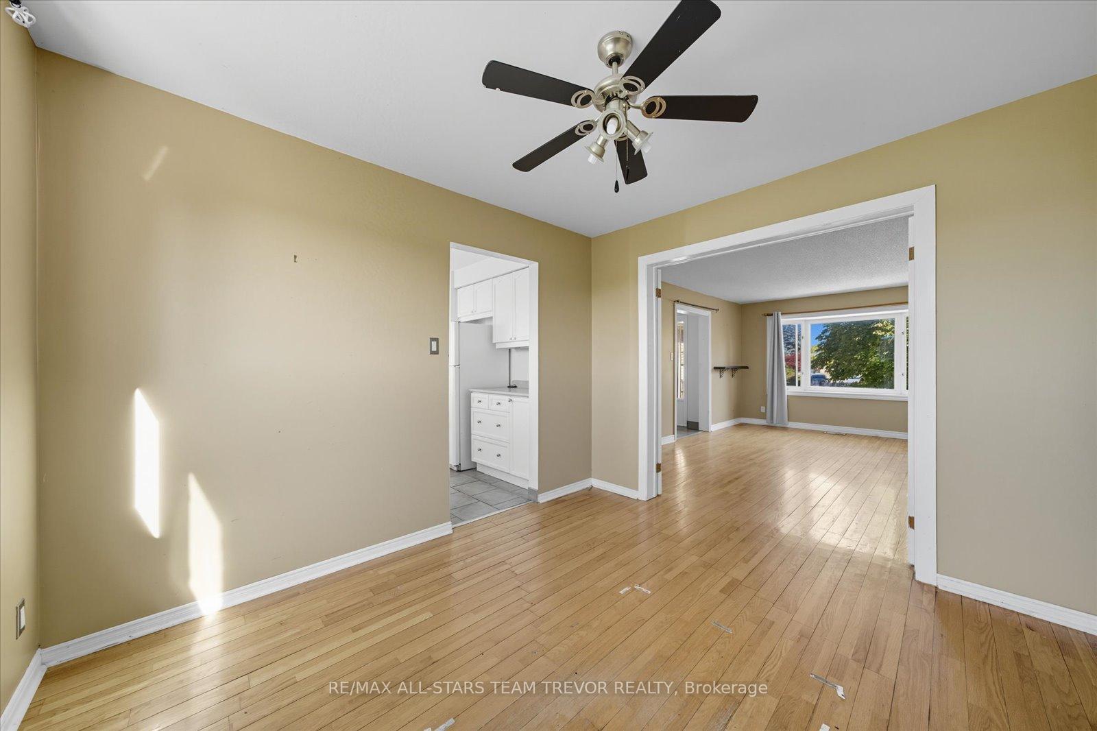 Photo 5 of 24 Oakmeadow Boulevard, Georgina, Keswick South — HOMEH