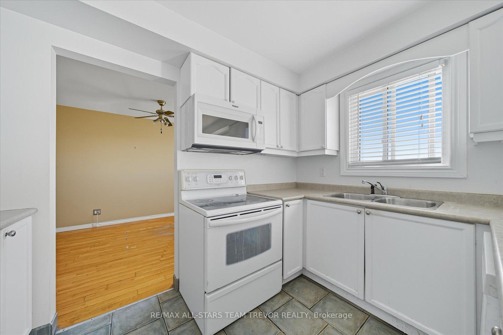 Photo 6 of 24 Oakmeadow Boulevard, Georgina, Keswick South — HOMEH