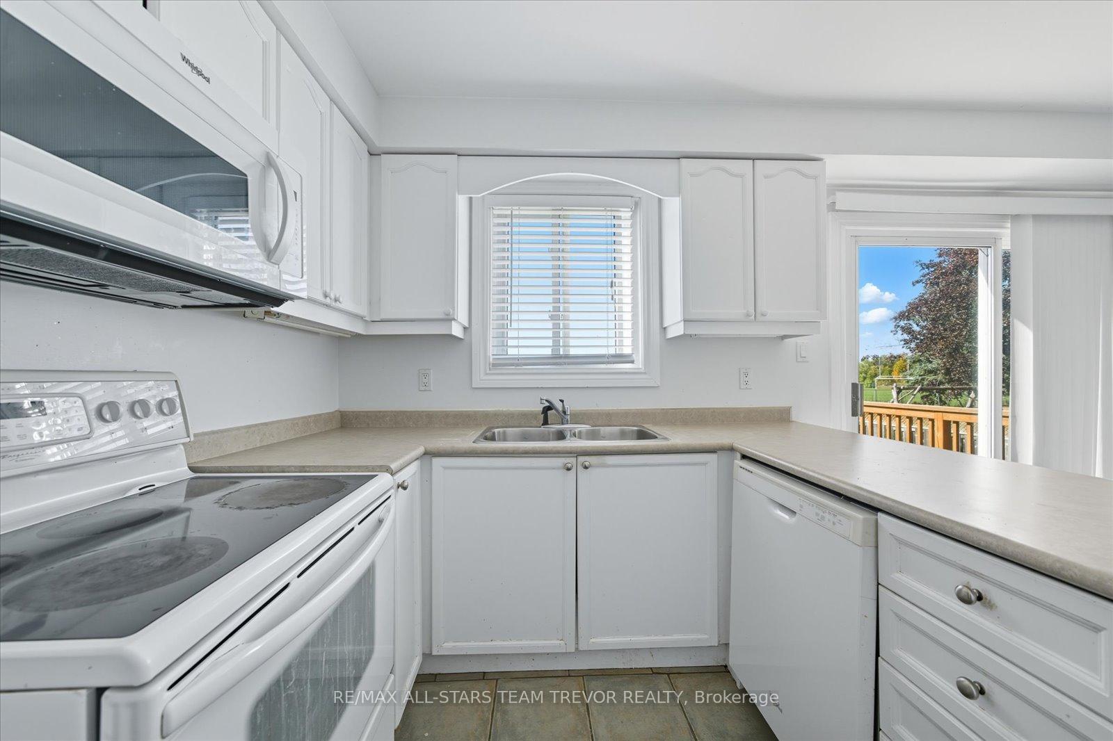 Photo 7 of 24 Oakmeadow Boulevard, Georgina, Keswick South — HOMEH