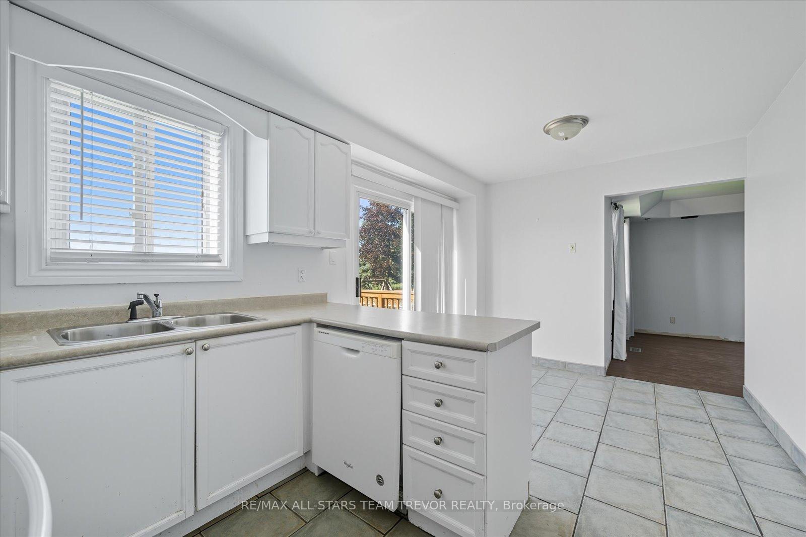 Photo 8 of 24 Oakmeadow Boulevard, Georgina, Keswick South — HOMEH