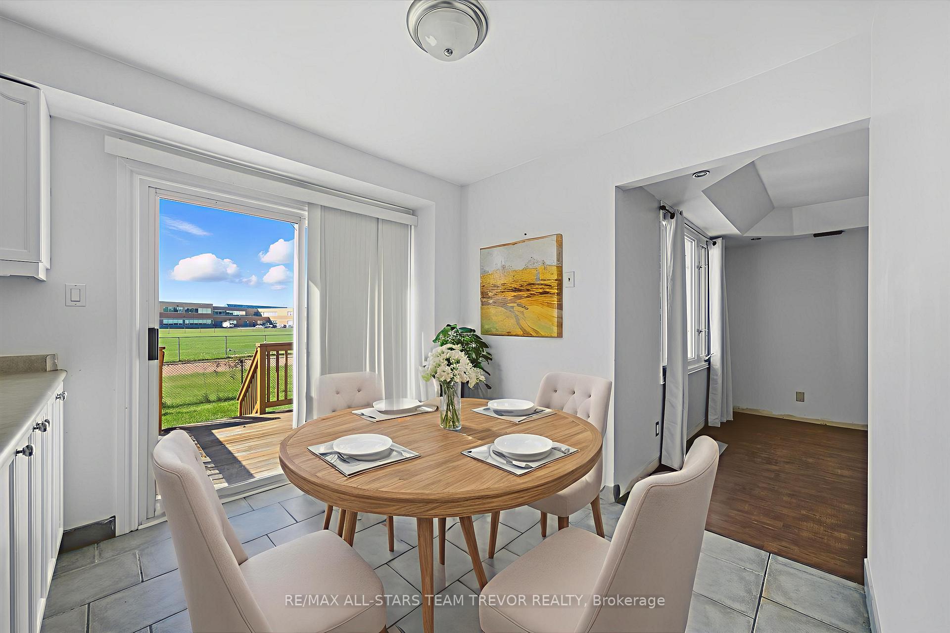 Photo 10 of 24 Oakmeadow Boulevard, Georgina, Keswick South — HOMEH