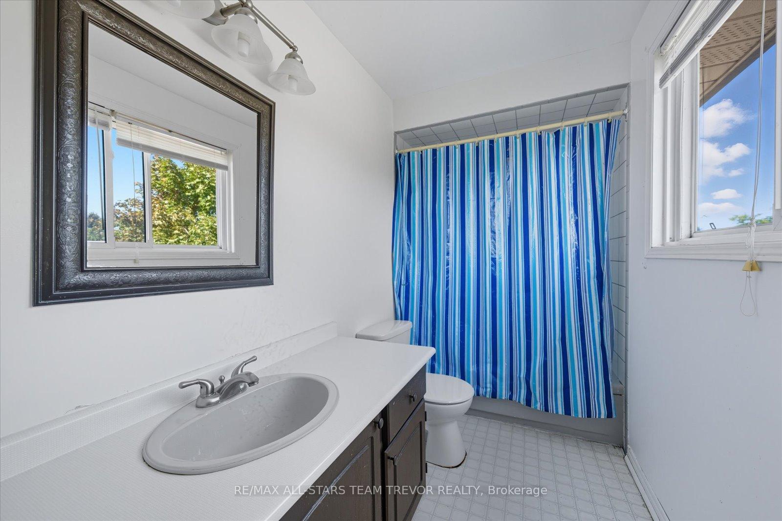 Photo 17 of 24 Oakmeadow Boulevard, Georgina, Keswick South — HOMEH