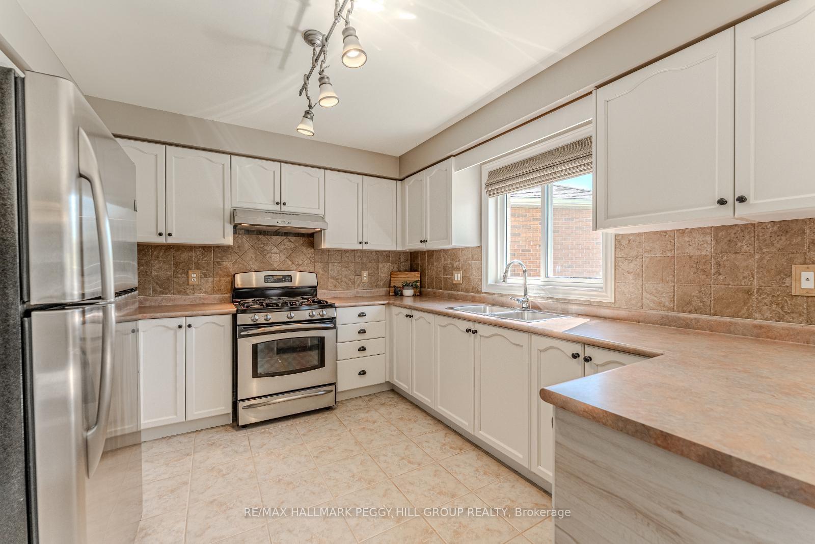 Photo 4 of 10 McAvoy Drive, Barrie, Edgehill Drive — HOMEH