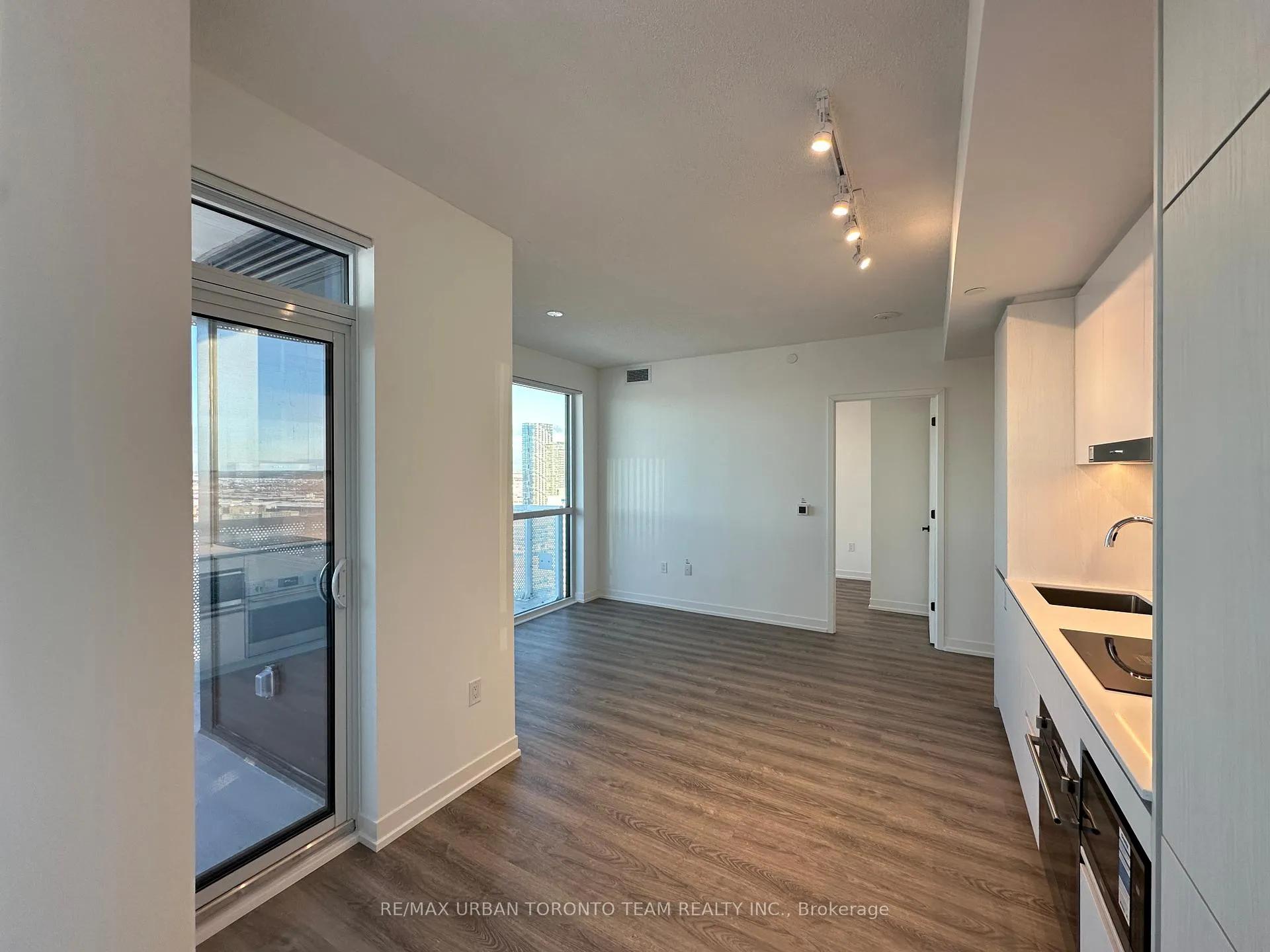 Photo 4 of Unit 3202, 8 Interchange Way, Vaughan, Vaughan Corporate Centre — HOMEH