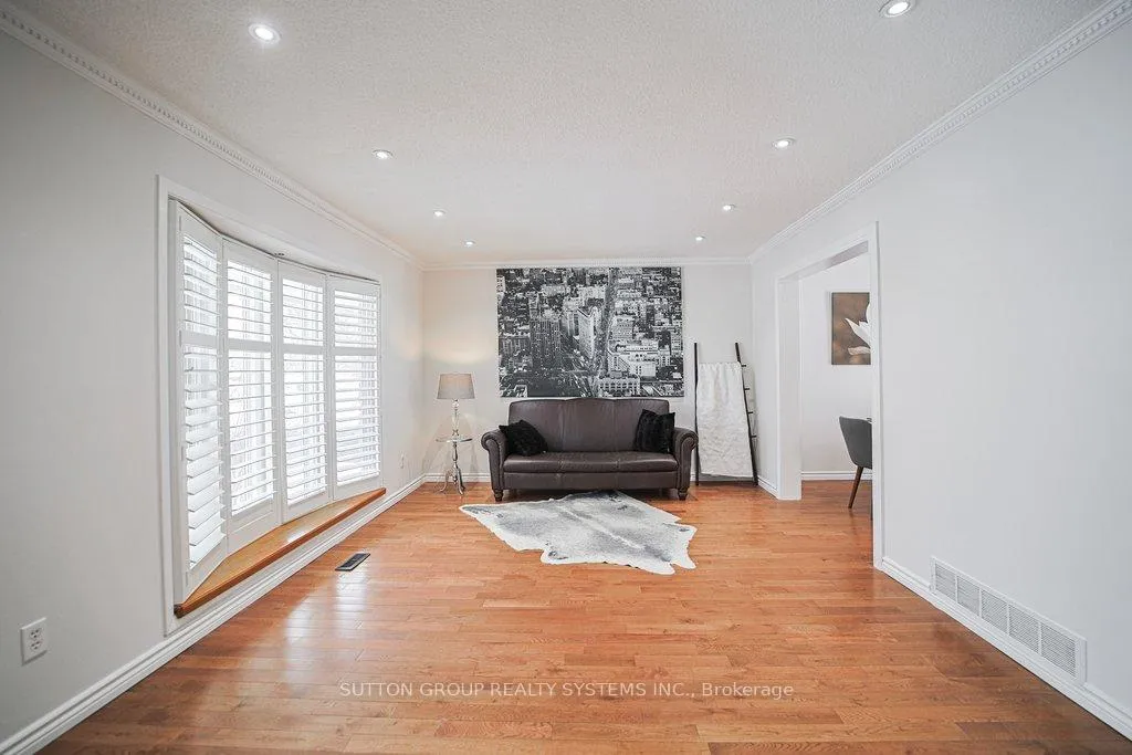 Photo 2 of 69 Ellwood Drive E, Caledon, Bolton East — HOMEH