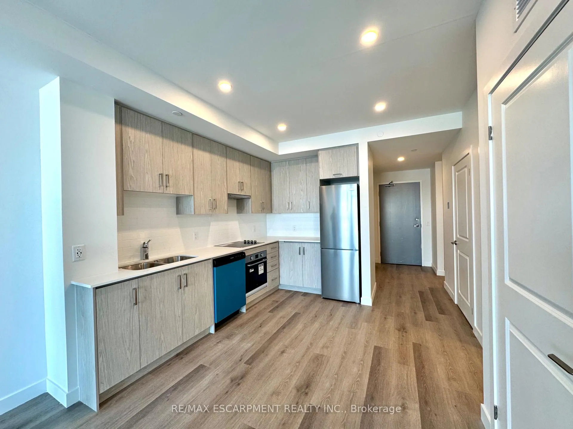 Photo 5 of Unit 705, 461 Green Road, Hamilton, Lakeshore — HOMEH
