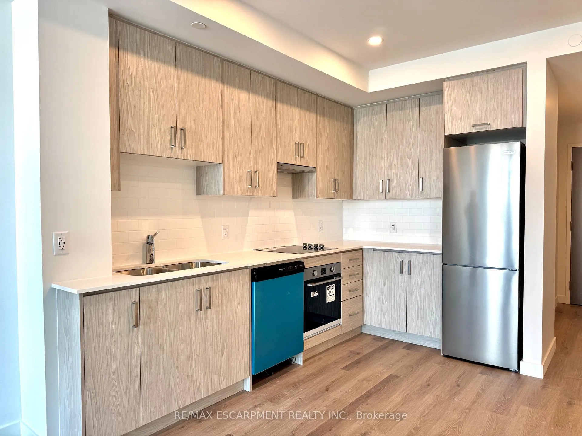 Photo 6 of Unit 705, 461 Green Road, Hamilton, Lakeshore — HOMEH