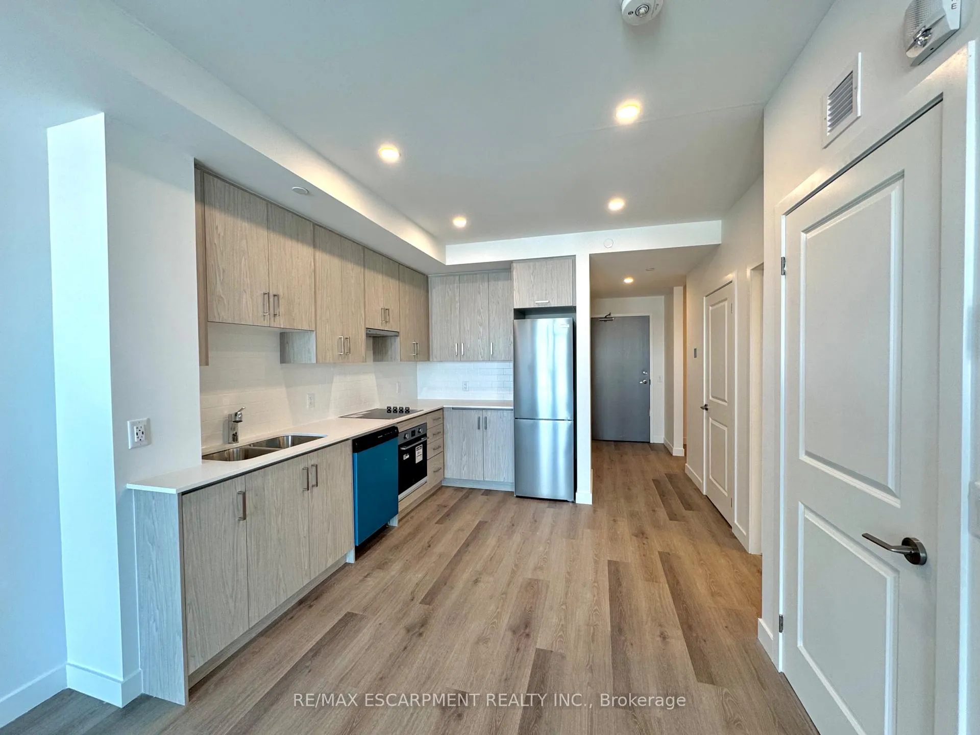 Photo 7 of Unit 705, 461 Green Road, Hamilton, Lakeshore — HOMEH