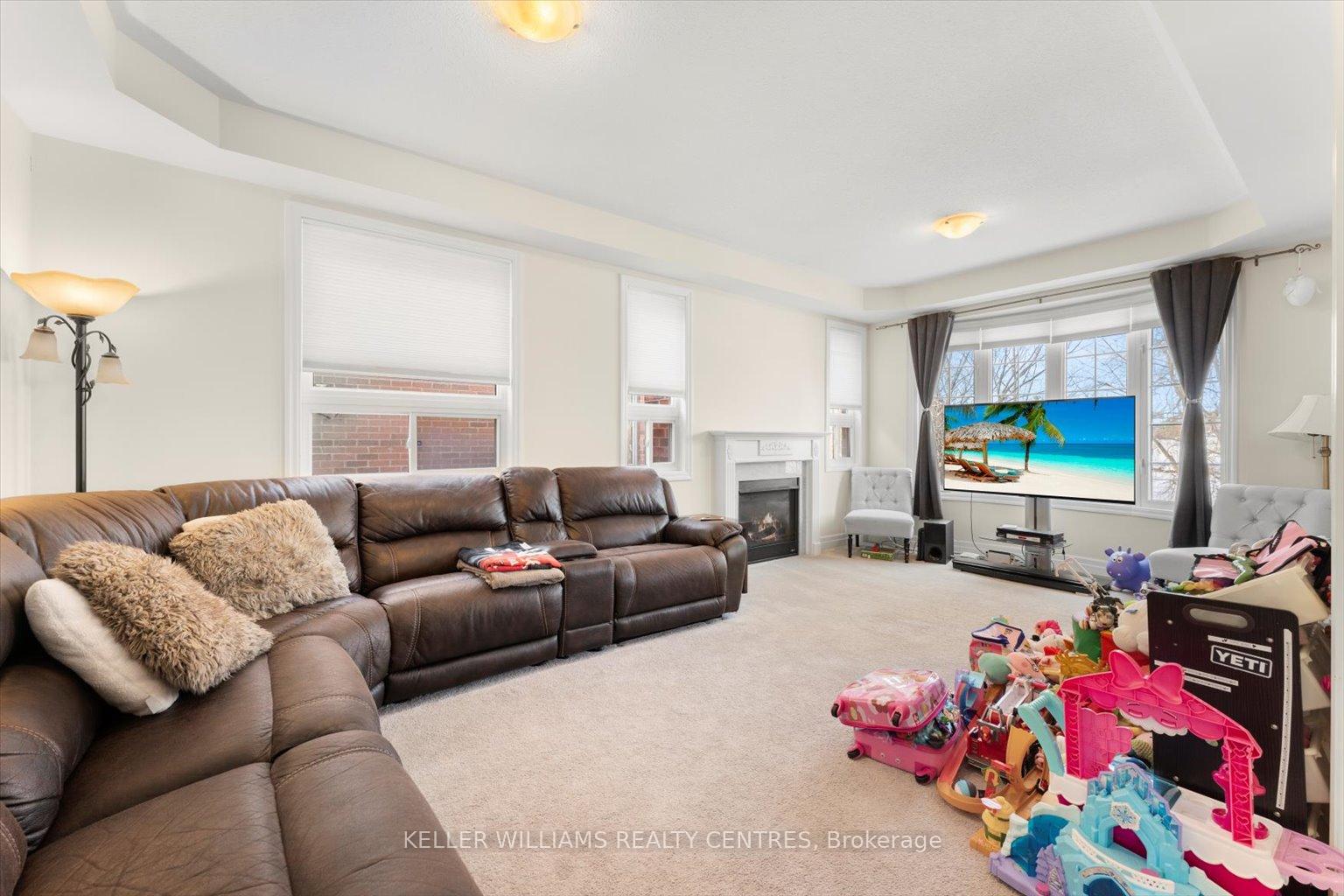 Photo 3 of 32 Robert Wilson Crescent, Georgina, Keswick South — HOMEH