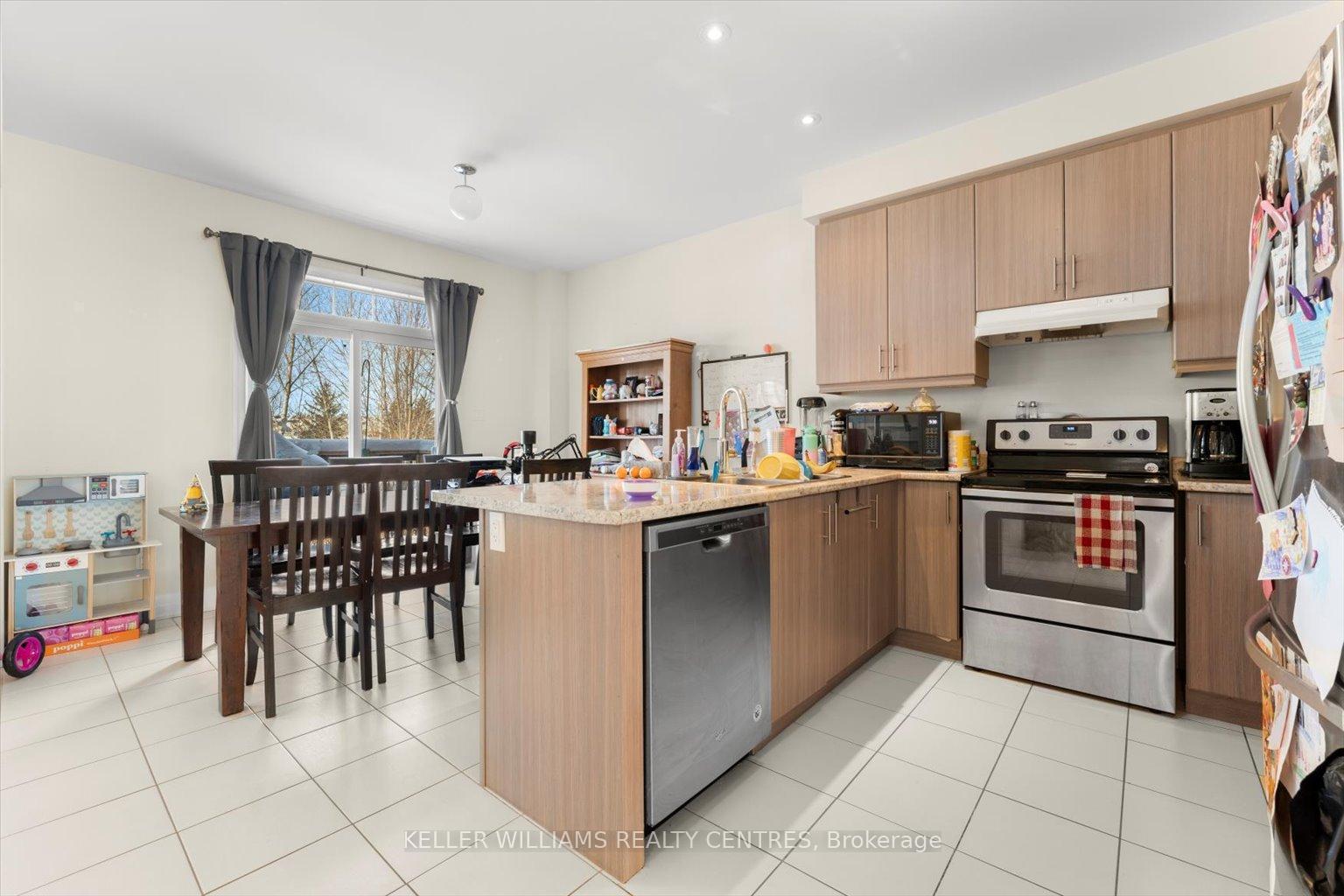Photo 5 of 32 Robert Wilson Crescent, Georgina, Keswick South — HOMEH