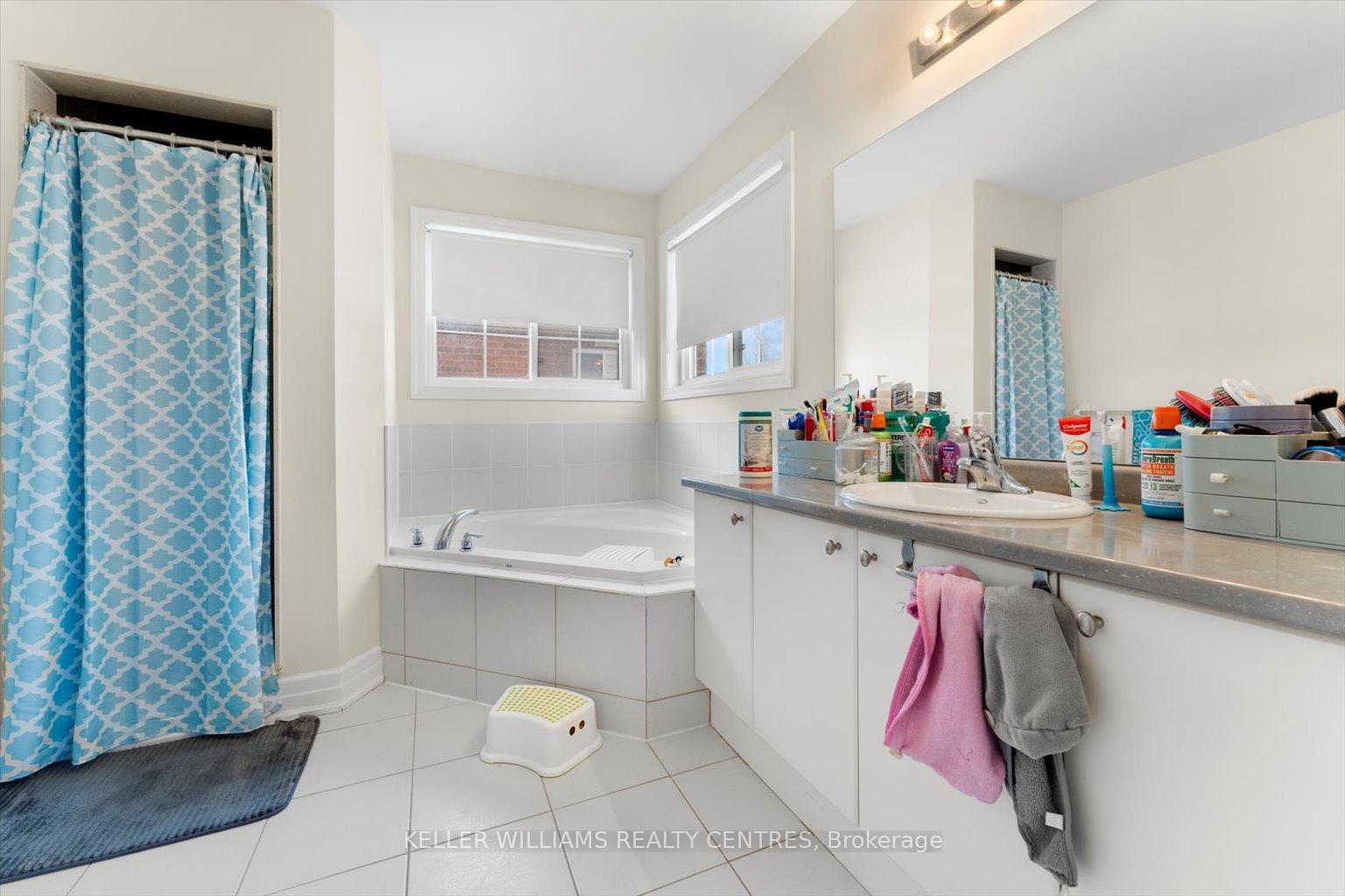Photo 14 of 32 Robert Wilson Crescent, Georgina, Keswick South — HOMEH