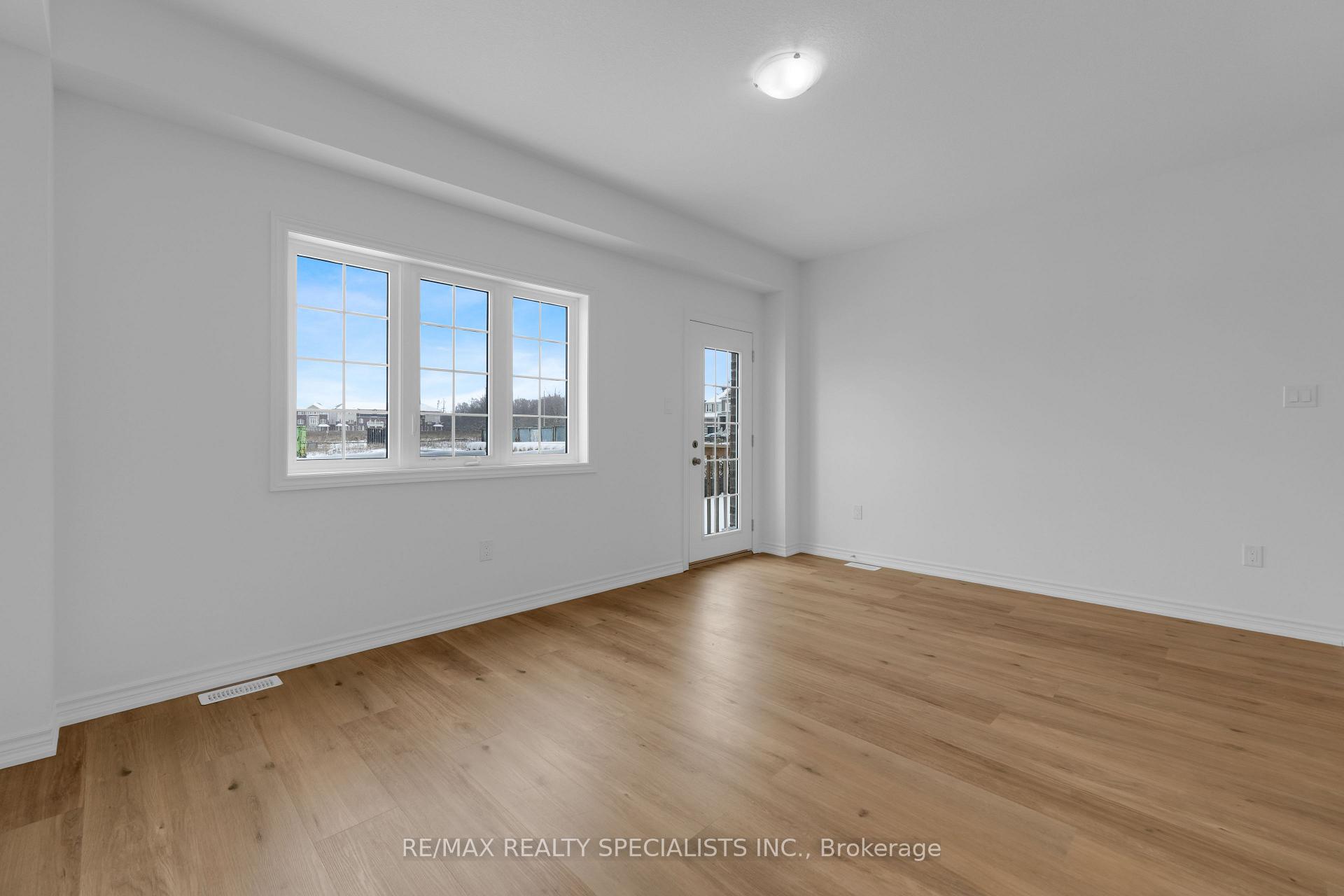 Photo 12 of 34 Elsegood Drive, Guelph, Village By The Arboretum — HOMEH