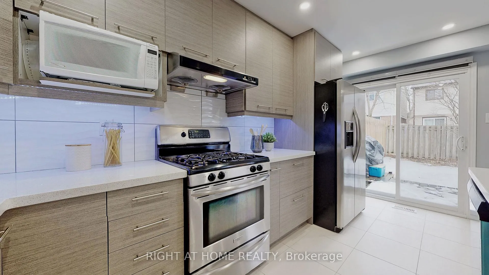 Photo 10 of 105 Greenfield Crescent, Whitby, Blue Grass Meadows — HOMEH