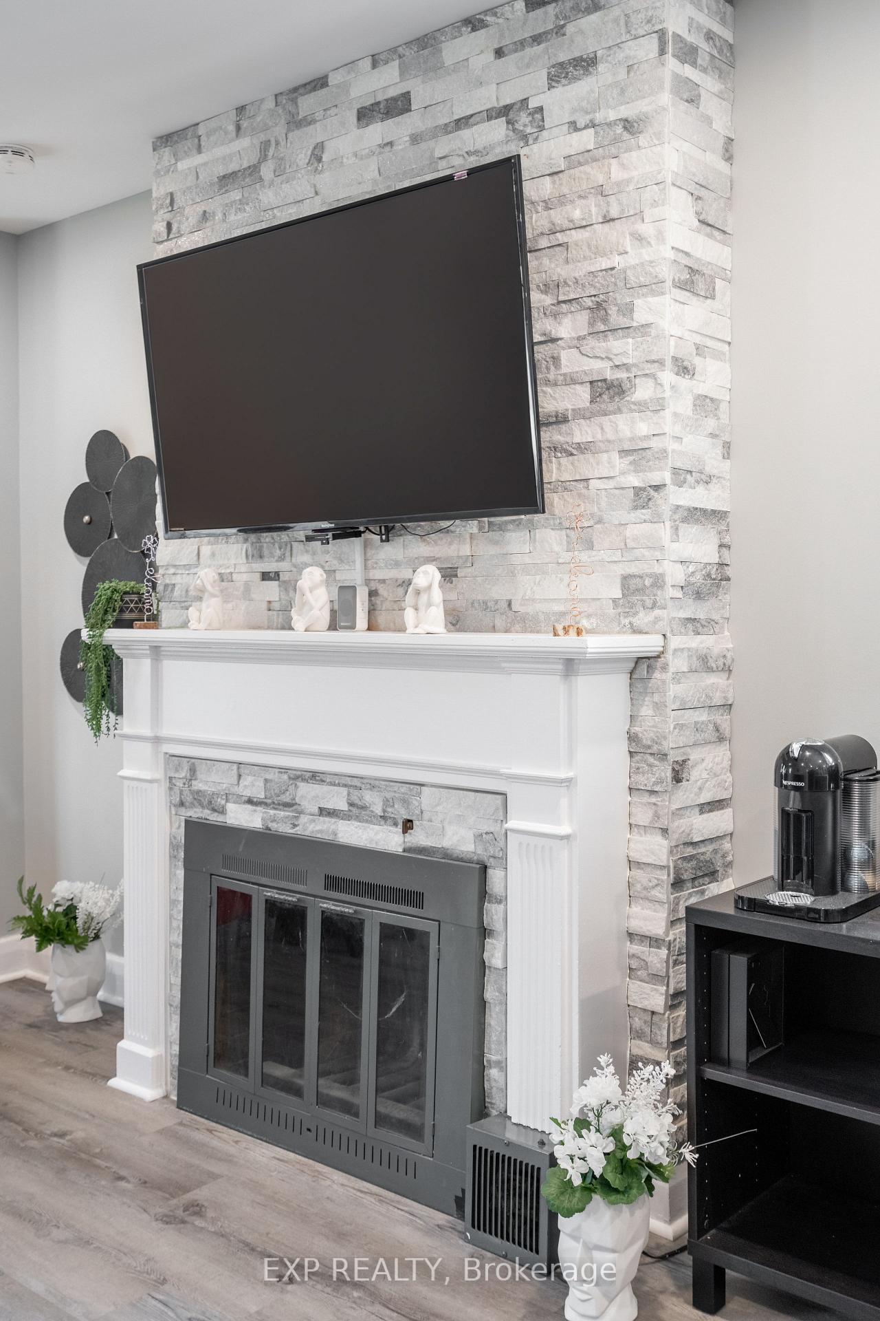 Photo 4 of Unit Upper, 1024 Cedarwood Place, Burlington, LaSalle — HOMEH