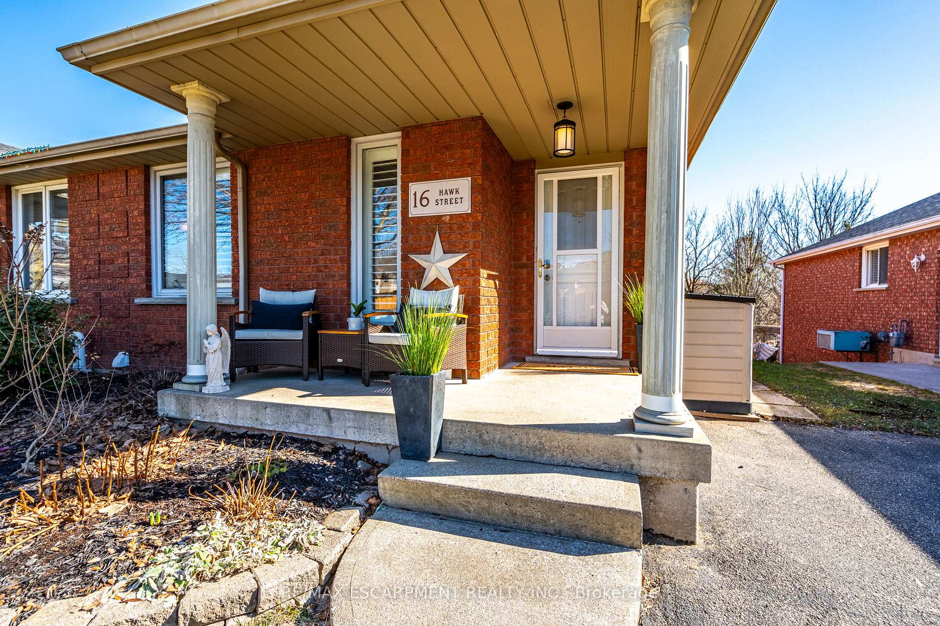 Photo 2 of 16 Hawk Street, Brant, South Dumfries — HOMEH