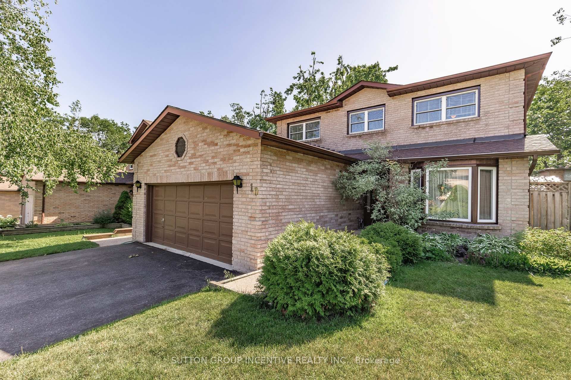 Photo 3 of 10 Keats Drive, Barrie, Letitia Heights — HOMEH
