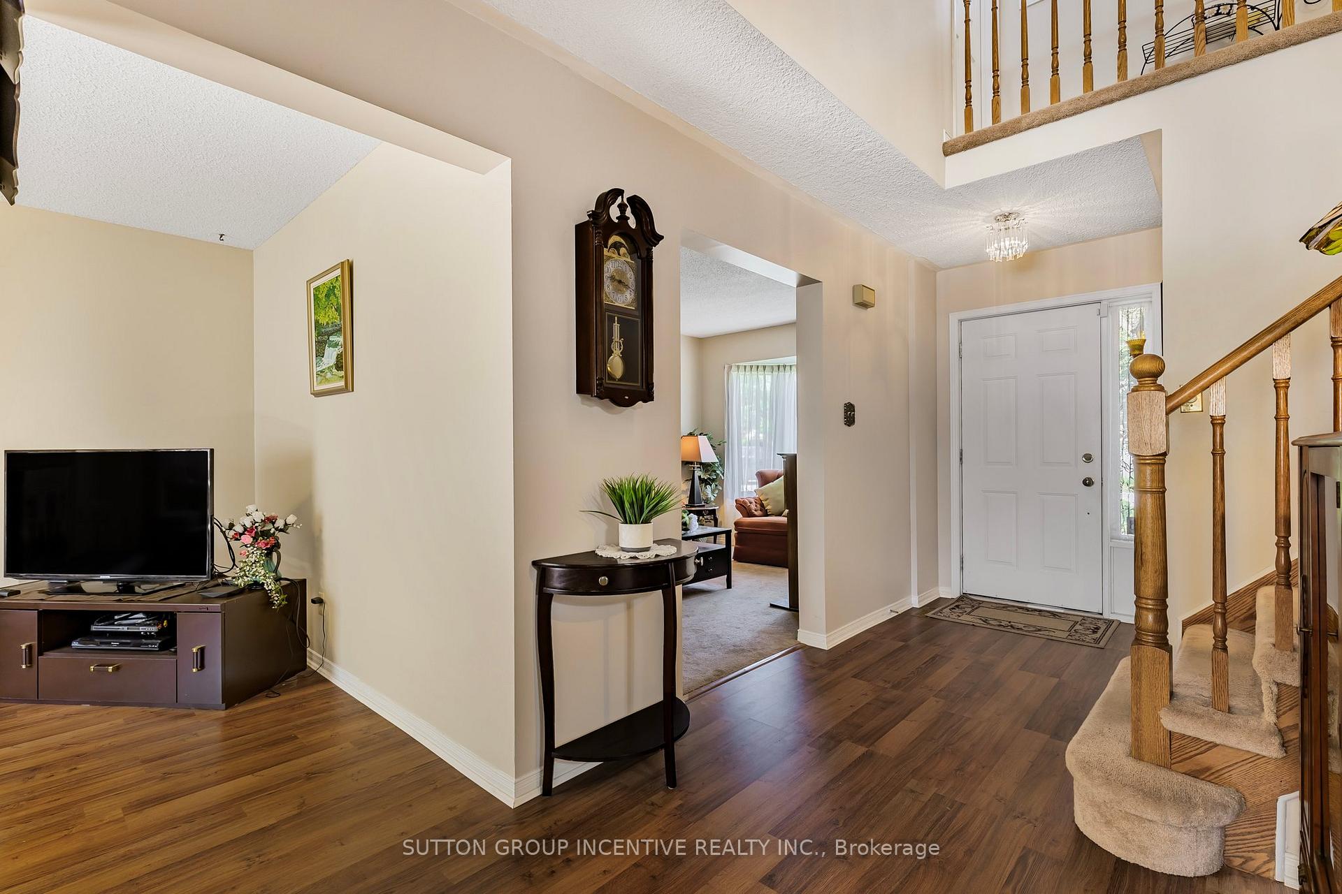Photo 14 of 10 Keats Drive, Barrie, Letitia Heights — HOMEH