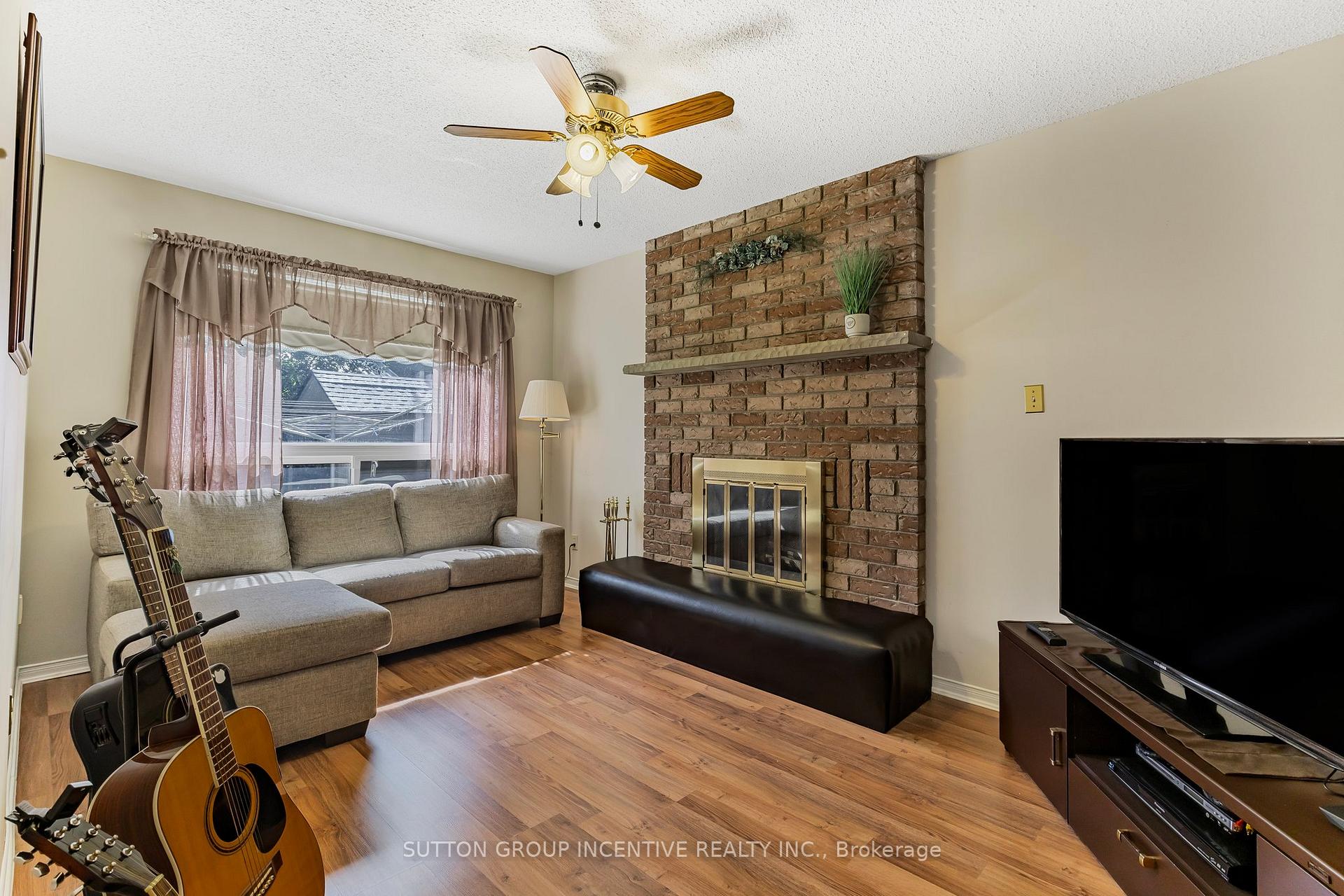 Photo 16 of 10 Keats Drive, Barrie, Letitia Heights — HOMEH