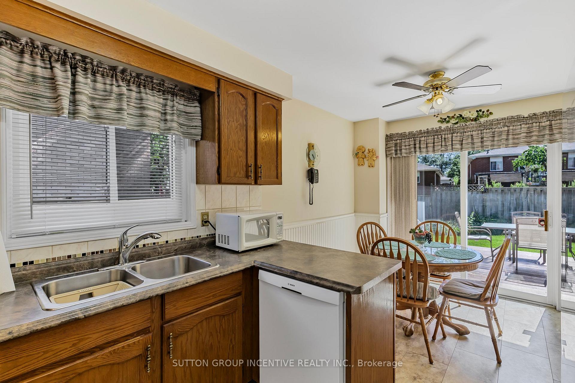 Photo 21 of 10 Keats Drive, Barrie, Letitia Heights — HOMEH