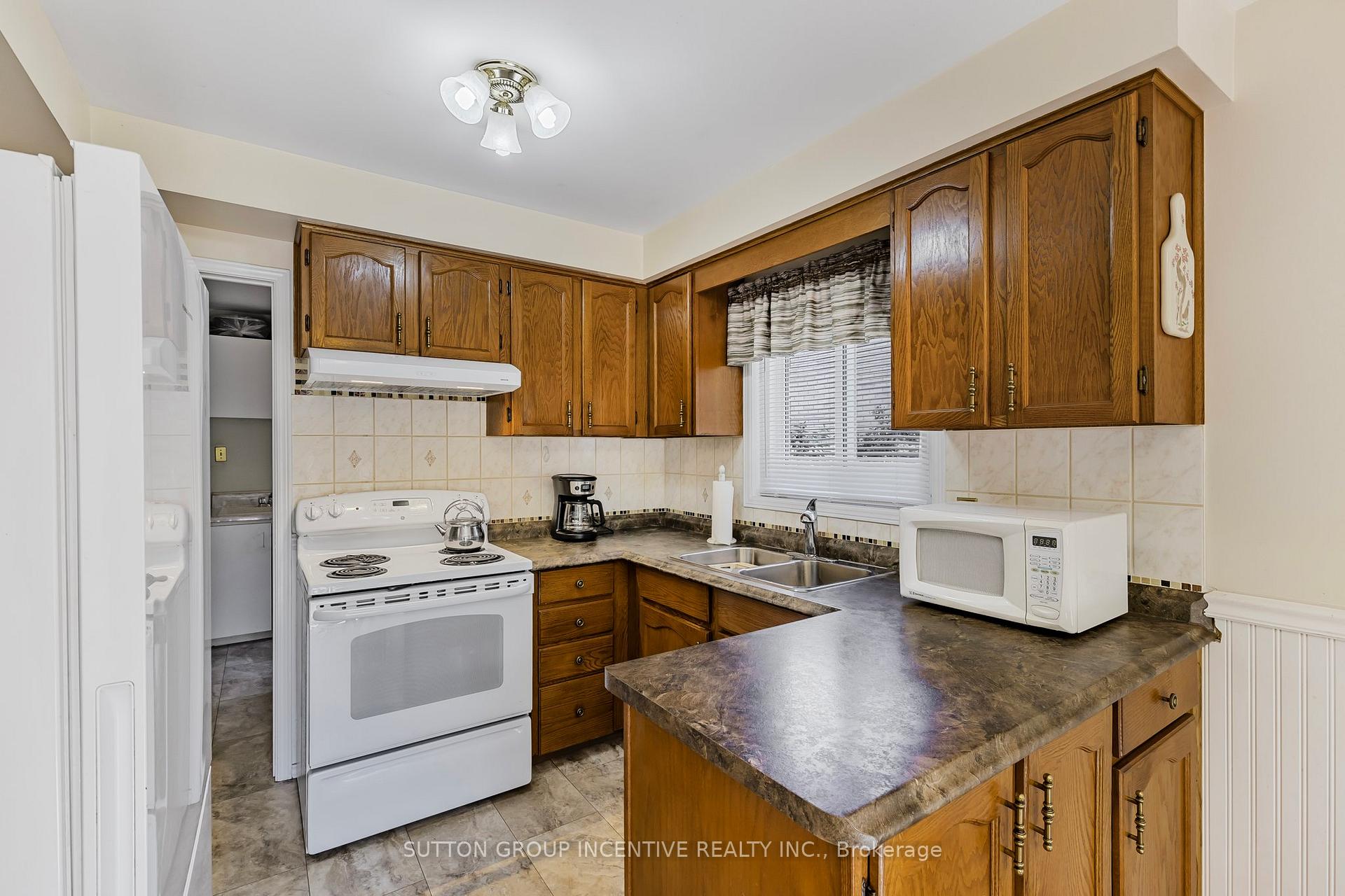 Photo 22 of 10 Keats Drive, Barrie, Letitia Heights — HOMEH