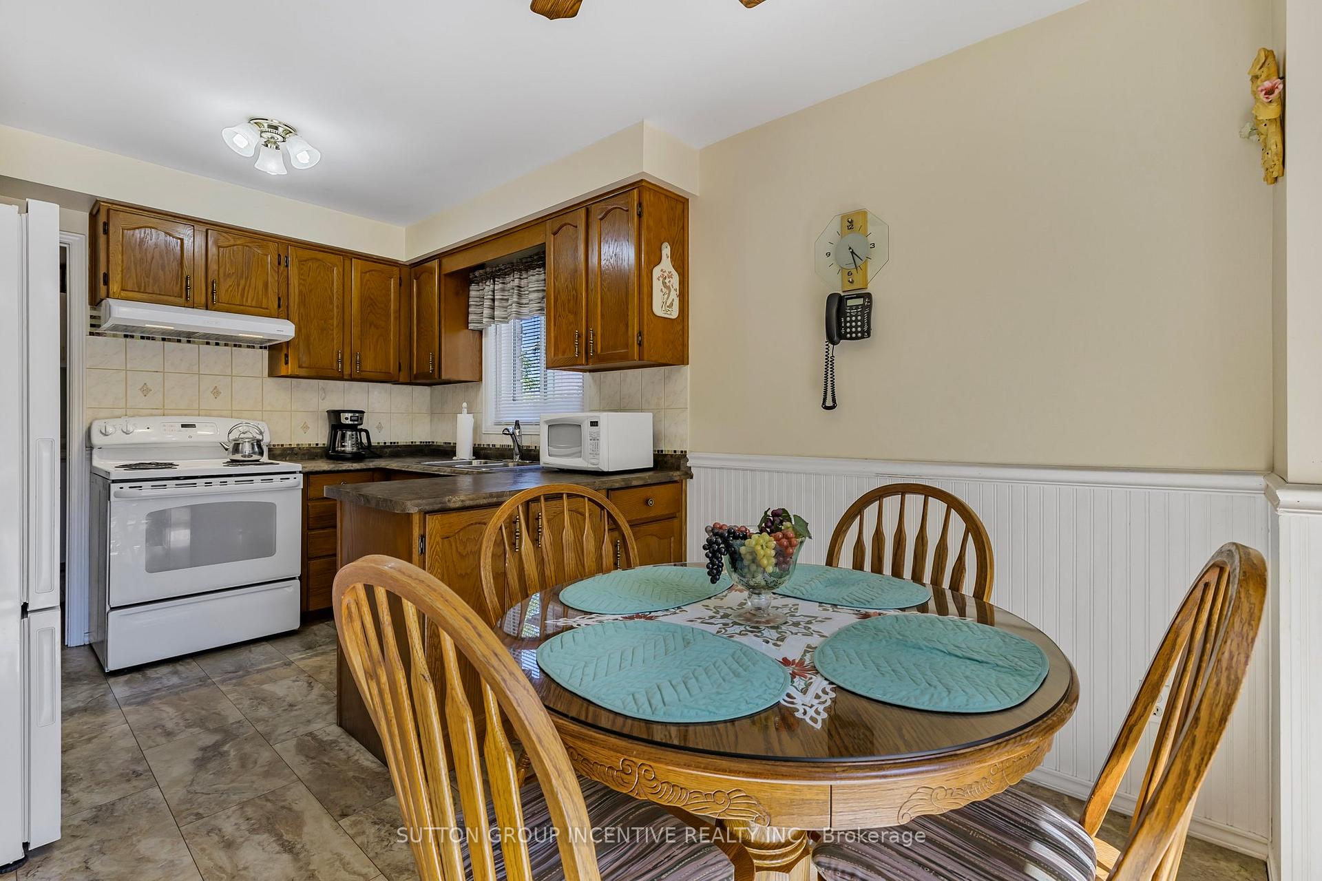Photo 24 of 10 Keats Drive, Barrie, Letitia Heights — HOMEH