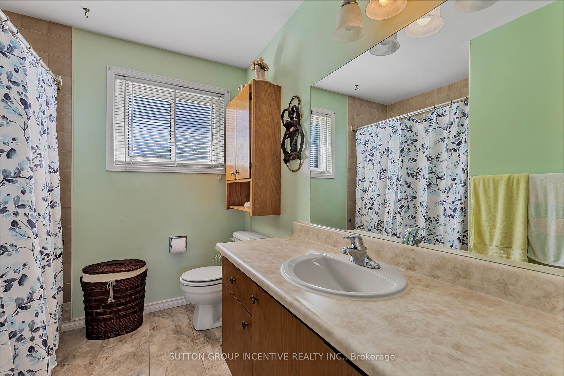 Photo 34 of 10 Keats Drive, Barrie, Letitia Heights — HOMEH